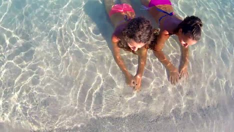 junge-Teen-Verlegung-am-tropischen-Strand-Sommer-Wasser-und-genießen