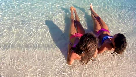 joven-adolescente-poniendo-en-el-agua-de-verano-de-la-playa-y-disfrutar-de