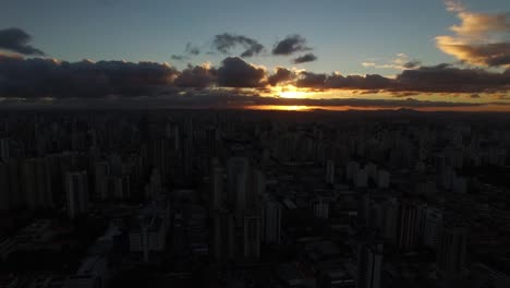 Sonnenuntergang-über-Sao-Paulo-Stadt