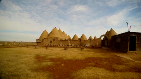 tradicional-de-la-arcilla-antigua-casas-en-el-sureste-de-Turquía,-en-la-frontera-con-Siria