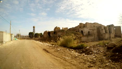 Straße-in-einem-verlassenen-Dorf-und-eine-Burgruine-im-Südosten-der-Türkei,-an-der-Grenze-zu-Syrien