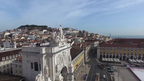 Vuelo-en-Praca-do-Comercio,-Lisboa,-Portugal