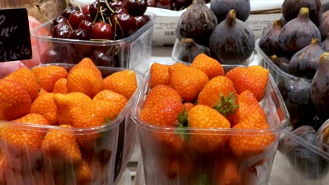 Zähler-mit-Früchten-auf-einem-Markt-in-La-Boqueria.-Barcelona.-Spanien