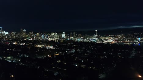 Seattle-Wa-Stadt-Skyline-leuchtet-in-der-Nacht-Luftperspektive