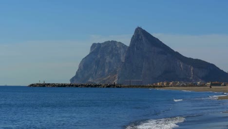 Costa-del-mar-en-la-frontera-de-Gibraltar-entre-España-e-Inglaterra