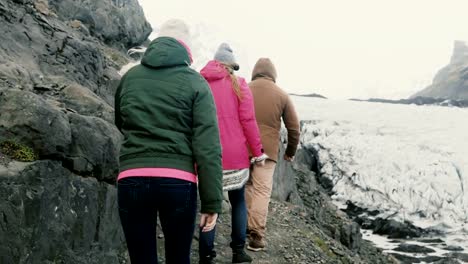 Itinerante-hombres-y-mujeres-caminando-por-la-montaña,-senderismo-juntos-cerca-de-la-laguna-de-hielo-Vatnajokull-en-Islandia