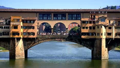 Ponte-Vecchio-bridge-in-Florence,-Italy