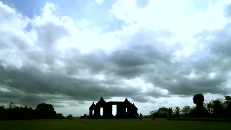 Lapso-de-tiempo-de-nubes-encima-de-Ratu-Boko-templo