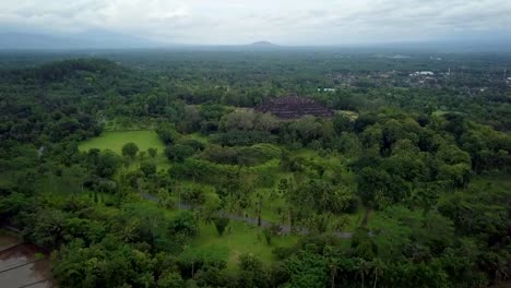 Tiro-de-drone-de-vista-aérea-del-templo-de-Borobudur-en-Java-al-amanecer,-viajes-Indonesia-religión-drone-concepto-4K-de-resolución