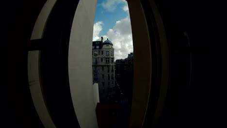 Timelapse-del-tráfico-en-la-calle-París,-navegando-en-el-cielo-de-nubes