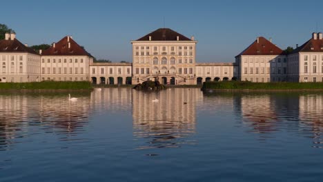 Palacio-de-Nymphenburg-con-el-Canal-Nymphenburg,-Múnich,-Baviera,-Alemania,-Europa