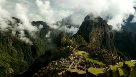 Zeitraffer-von-Machu-Picchu-an-einem-nebligen-Morgen