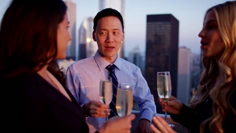 Multi-ethnischen-Manager-Toasten-mit-Champagner-auf-Dach