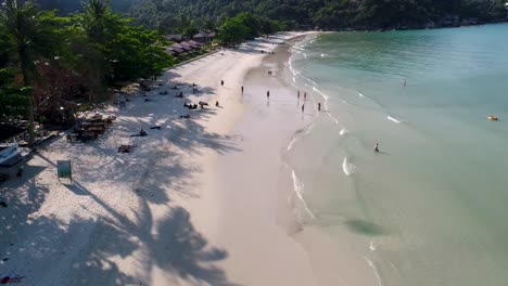 Touristen-sind-an-einem-wunderschönen-Strand-ausruhen.