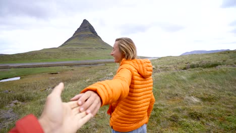 Folgen-Sie-mir-in-Natur,-Freundin-Hauptdarsteller-Kirkjufell-Berg