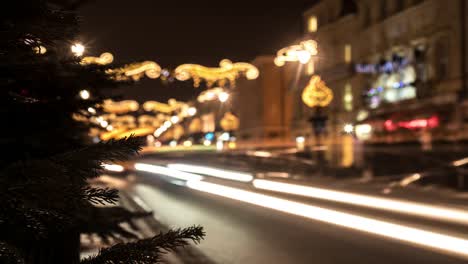 Nacht-Zeitraffer-von-Weihnachtsschmuck-und-stark-befahrenen-Straße.