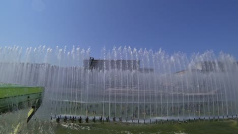 Brunnen-komplexe-Moskovskaya-Platz-in-St.-Petersburg-im-Sommertag.