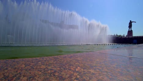 Fuente-de-Moskovskaya-Plaza-en-San-Petersburgo-en-día-de-verano.