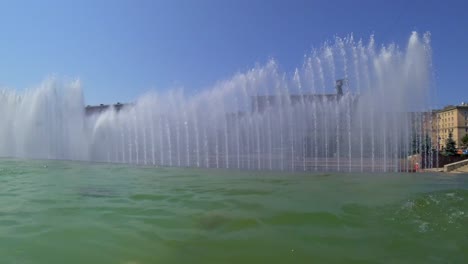 Brunnen-komplexe-Moskovskaya-Platz-in-St.-Petersburg-im-Sommertag.