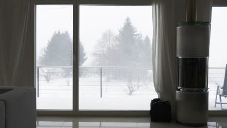 Tormenta-de-invierno-a-través-de-la-ventana-de-la-sala-de-estar