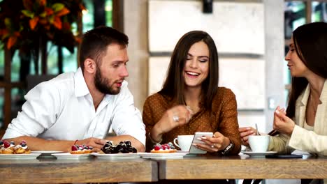 Cheerful-multiracial-friends-taking-selfie-in-pizzeria