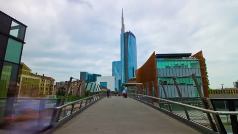 Italia-Milán-día-nublado-famosa-moderna-manzana-caminando-puente-panorama-4k-timelapse