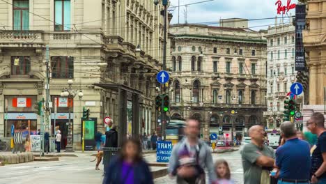 Italia-Milán-ciudad-día-luz-famoso-tranvía-tráfico-panorama-calle-4k-timelapse