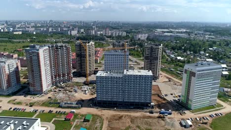 Toma-aérea-de-la-ciudad.-Edificios-de-varios-pisos,-carreteras.