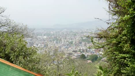 Blick-auf-die-Stadt-Kathmandu-von-der-alten-Sawayambhunath-Affentempel,-Nepal.