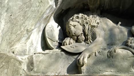 Famoso-monumento-del-León-(1820)-por-Bertel-Thorvaldsen,-Lucerna,-Suiza