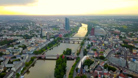 vista-aérea-de-la-ciudad-de-Frankfurt-con-el-río-y-los-rascacielos-durante-el-amanecer