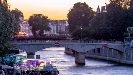 Fluss-und-Brücke-in-der-Nähe-von-Notre-Dame-De-Paris-Kathedrale-Tag-zu-Nacht-Zeitraffer-nach-Sonnenuntergang