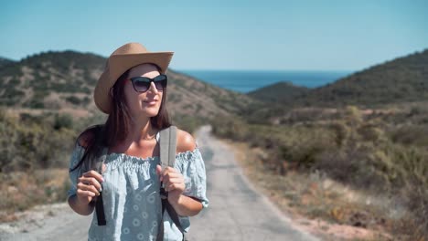 Steadicam-establecer-mujer-tiro-alejando-mar-rodeado-de-montañas