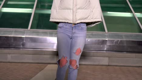 Joven-hermosa-mujer-mirando-a-su-alrededor-y-caminar-en-la-Plaza,-ciudad-de-noche