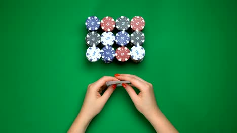 Jugador-de-Poker-mano-fuerte,-par-de-ases,-exitoso-juego-vista-superior