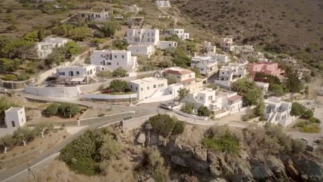 Vista-aérea-de-grandes-villas-blancas-frente-a-la-playa-en-Ydroussa,-isla-de-Andros.