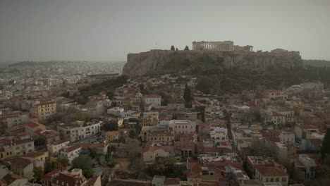 Vista-aérea-del-templo-del-Partenón-en-colina-de-la-Acrópolis-y-la-ciudad-de-Atenas.