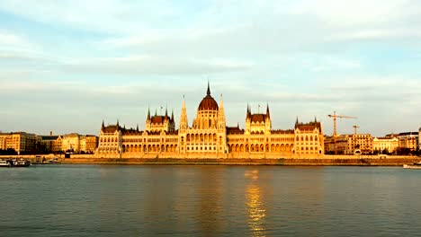 Cruise-ships-and-ferries-in-the-evening-at-the-Danube-river-in-Budapest,-Hungary.-day-to-night-time-lapse