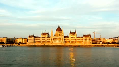 Cruceros-y-ferries-en-la-noche-en-el-río-Danubio-en-Budapest,-Hungría.-día-al-lapso-de-tiempo-de-la-noche