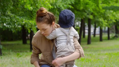 Madre-abrazando-al-bebé-en-el-Parque