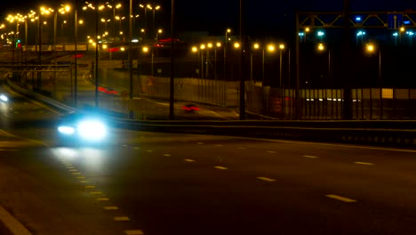 Autobahn-Verkehr-Autos-bei-Nacht-Zeitraffer.-Autos-bewegen-unterwegs-auf-Brücke-Abend-Zeitraffer.-4K-UHD.-Zeitraffer.