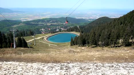 Teleférico-y-lago-visto-desde-la-Cumbre-de-Postavaru,-Brasov,-Rumania,-4K