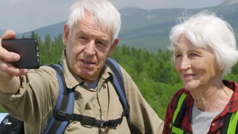 Turistas-ancianos-toman-Selfie-en-mirador-de-la-montaña