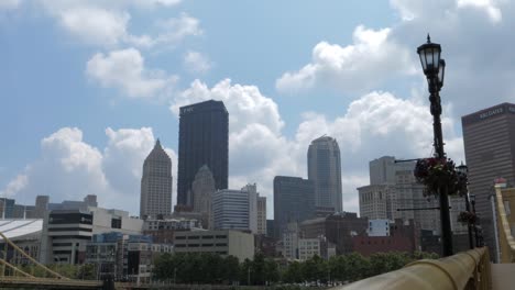 Timelapse-de-paisaje-urbano-de-Pittsburgh-Pennsylvania-desde-puente-de-Andy-Warhol