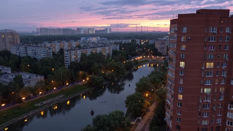 Städtischen-Wohngebiet-der-Stadt-Moskau.-Abend,-schönen-Himmel