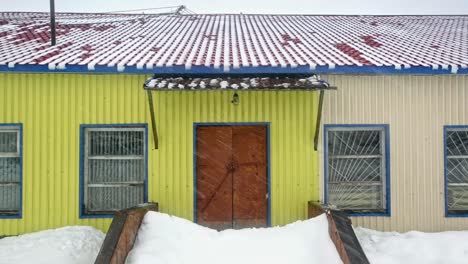 blizzard,-snow-is-falling-from-the-roof