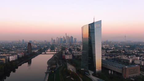 Frankfurt-EZB-Skyline-Luftaufnahme-in-frühen-Sonnenaufgang-spiegelnden-Sonne