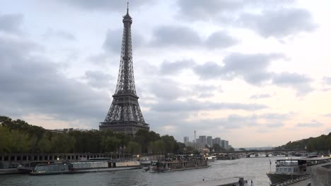 Lapso-de-tiempo-de-la-Torre-Eiffel-por-río-al-atardecer-con-zoom