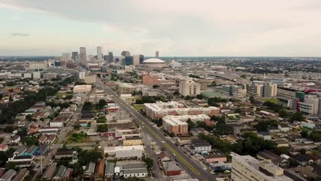 Luftbild-Feierabendverkehr-bewegt-sich-entlang-der-Autobahn-läuft-durch-New-Orleans-Louisiana