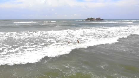 Las-tres-niñas-divirtiéndose-en-el-mar-en-Sri-Lanka